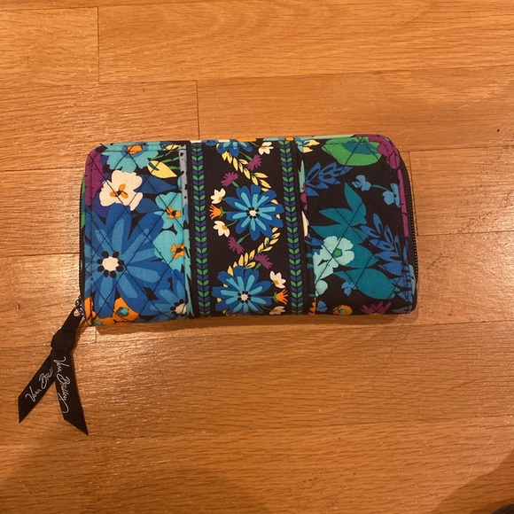 Vera Bradley RFID Jordin Continental Wallet in Midnight Blues. - Picture 2 of 3